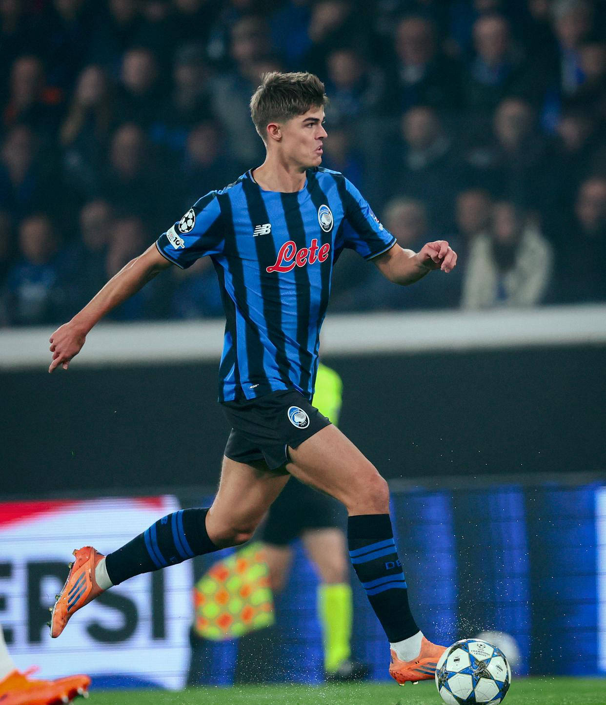 大连英博vs广州队中甲比赛结束门将挑衅球迷-九游会正规版